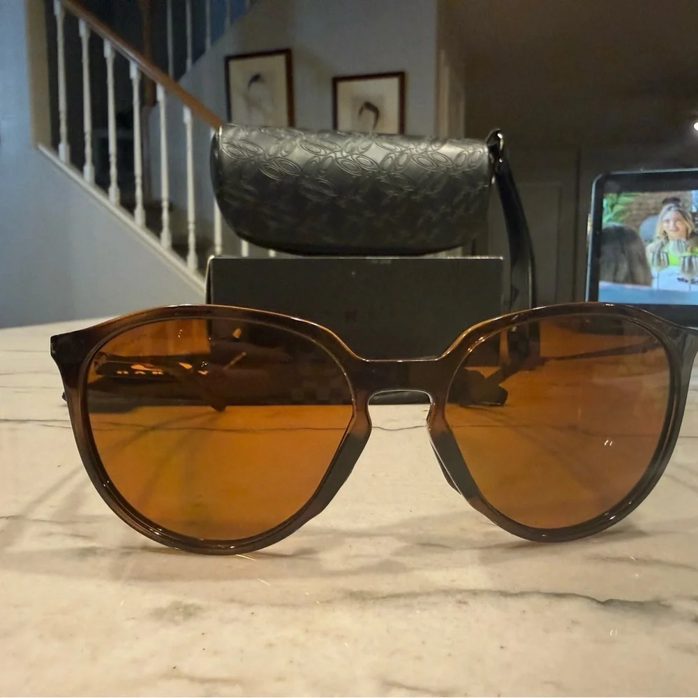 Oakley chic sunglasses